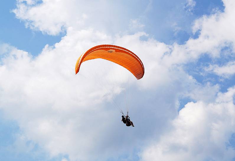 Подросток упала с незаконного параплана и получила серьёзные увечья