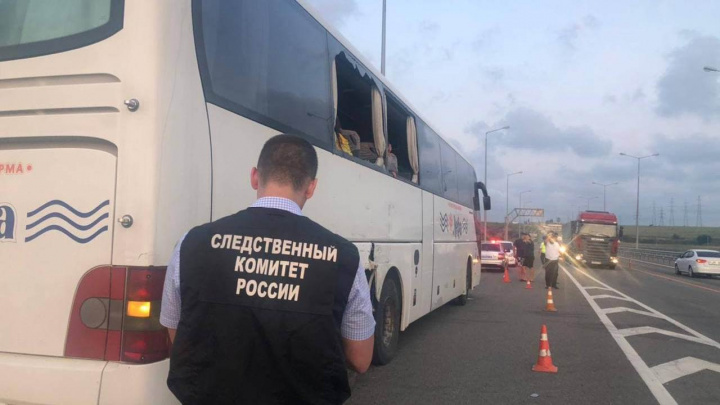 На Кубани туристический автобус попал в ДТП по вине водителя