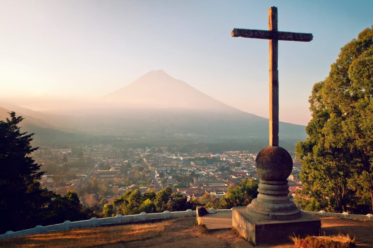 Холм Серро-де-ла-Крус находится в северной части города Антигуа, Гватемала