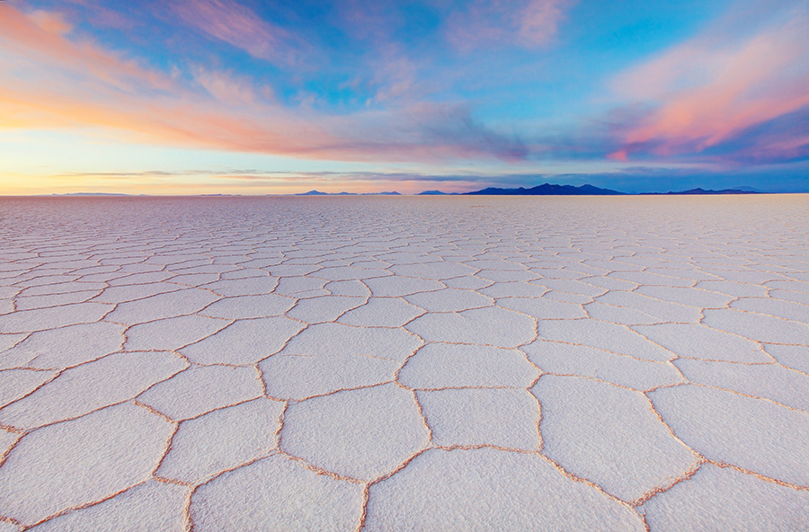 Солончак Уюни – высохшее соленое озеро на пустынном плато Альтиплано