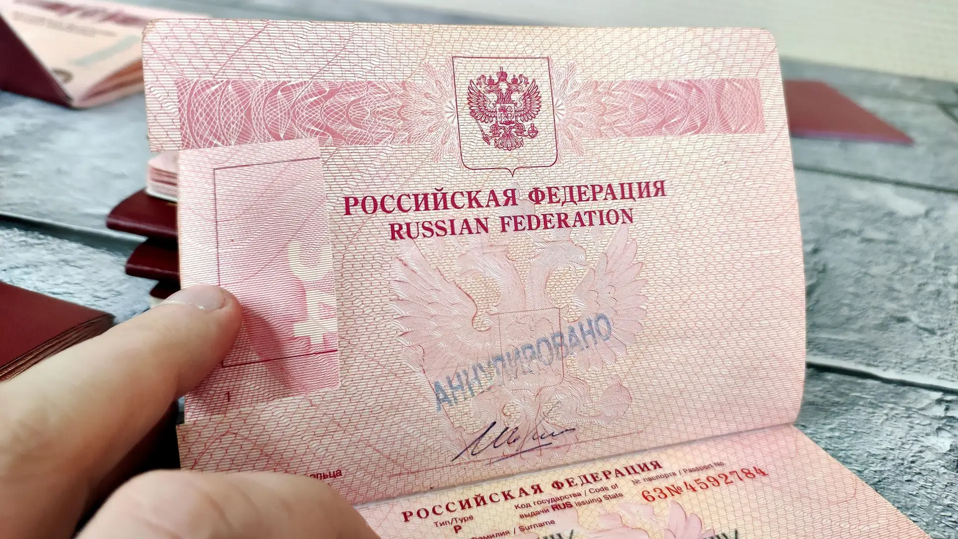 Конфискации загранпаспортов из-за ошибок