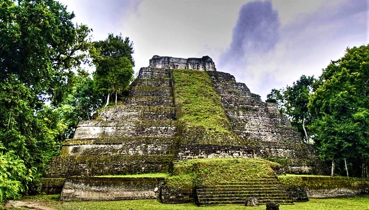 Яшха - это природный памятник который находится в северной части Гватемалы