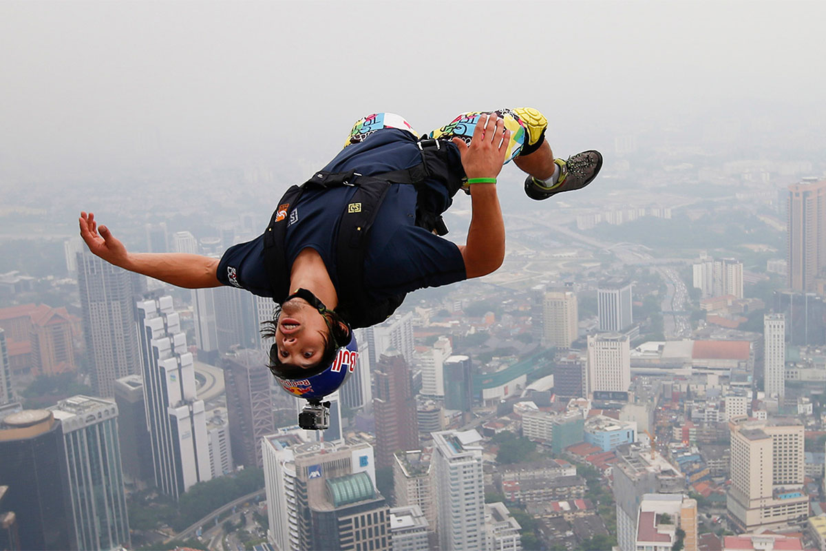 Винсент Реффет прославился фигурами высшего пилотажа над Дубаем