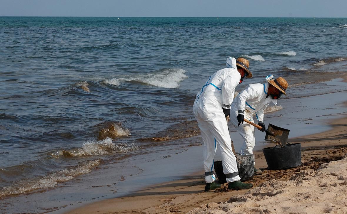 Очистка пляжей в ОАЭ от нефти