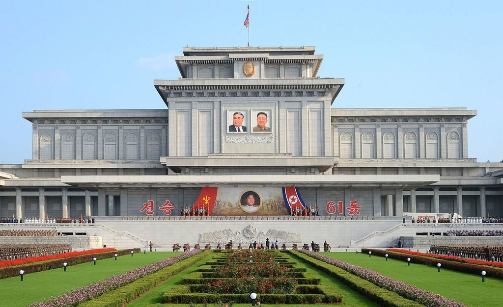 Кымсусанский мемориальный дворец Солнца – мавзолей, где покоятся тела Ким Ир Сена и Ким Чен Ыра