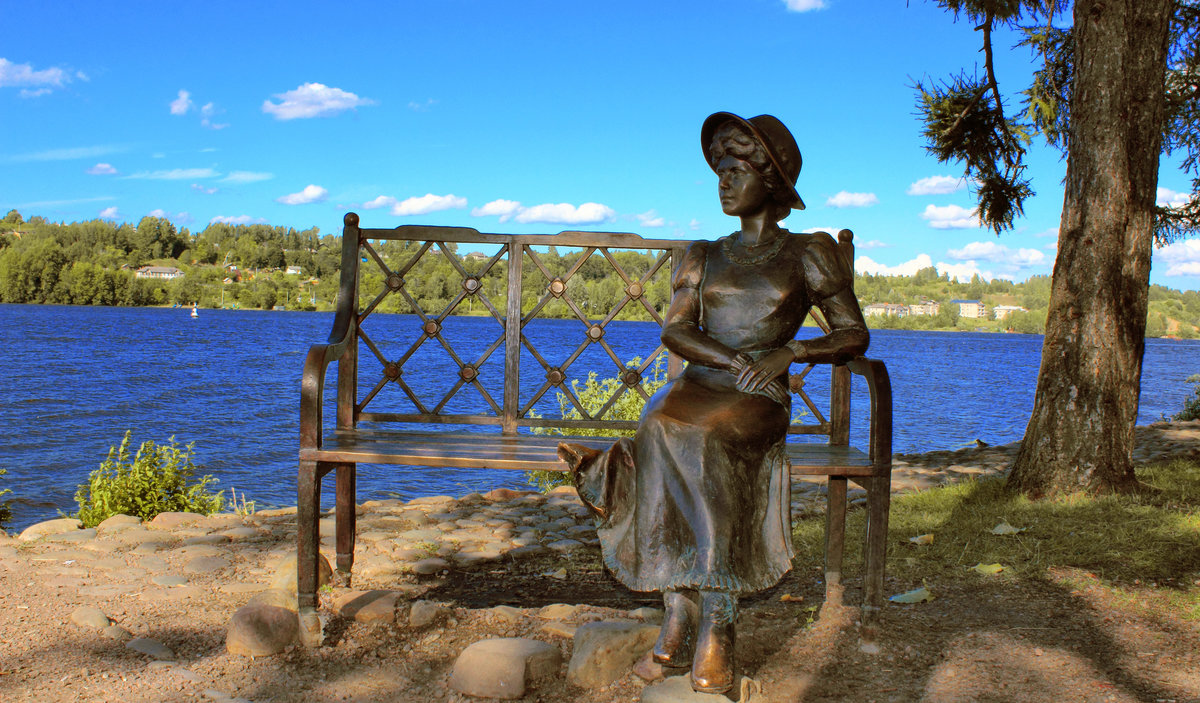 Скульптуру «Дачница» Бронзовая девушка сидит на скамейке