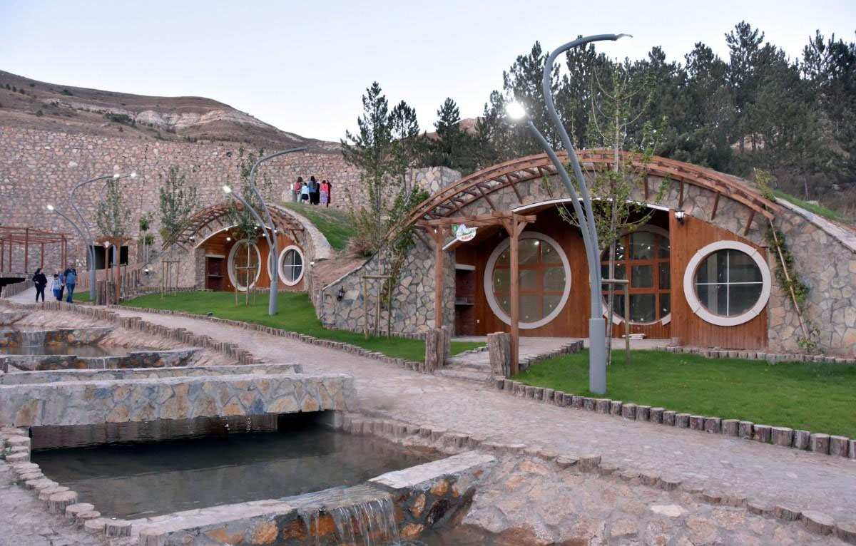 Домики хоббитов образуют целый мини-поселок