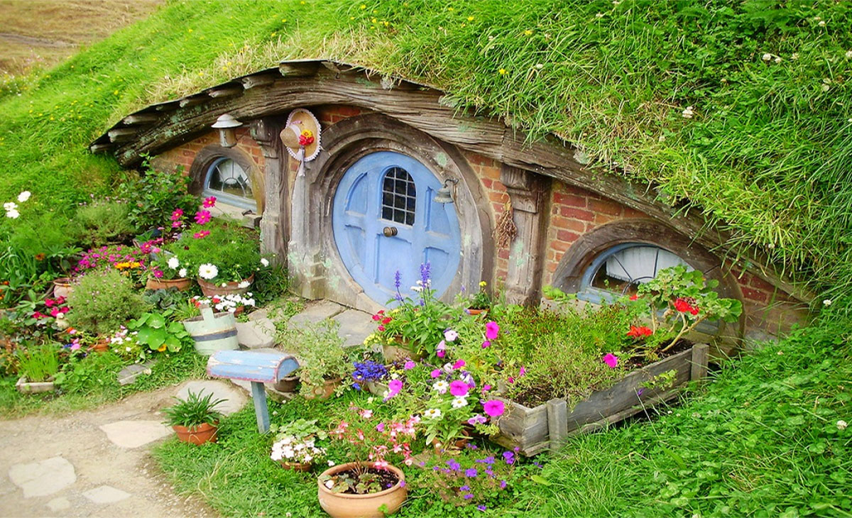 Каждый домик хоббитов - архитектурно индивидуален