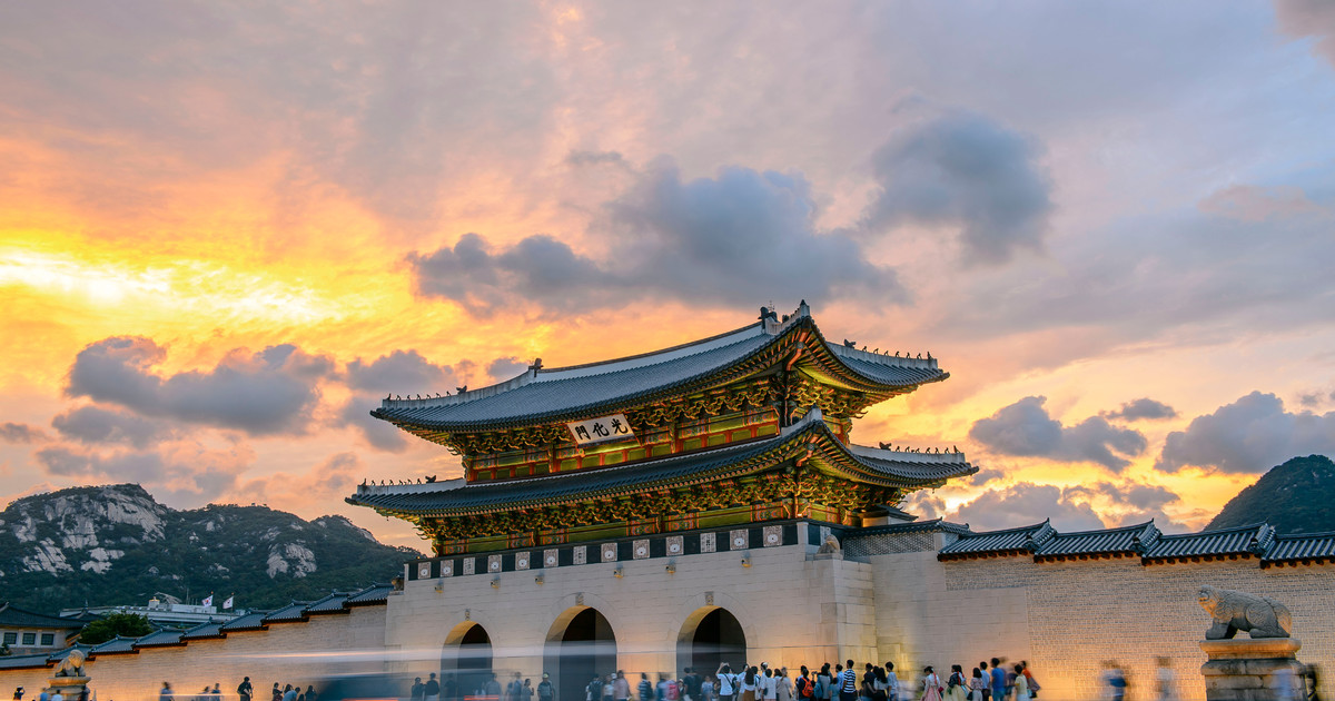 Кёнбоккун — дворцовый комплекс, расположенный на севере Сеула