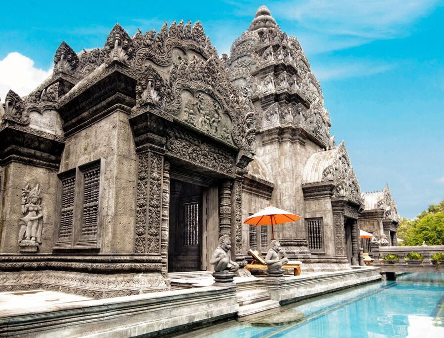 Фасад отеля «Le Palais» является уменьшенной копией храмового комплекса Ангкор-Ват