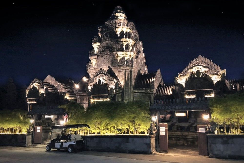 Ночью отель «Le Palais» красиво подсвечивается