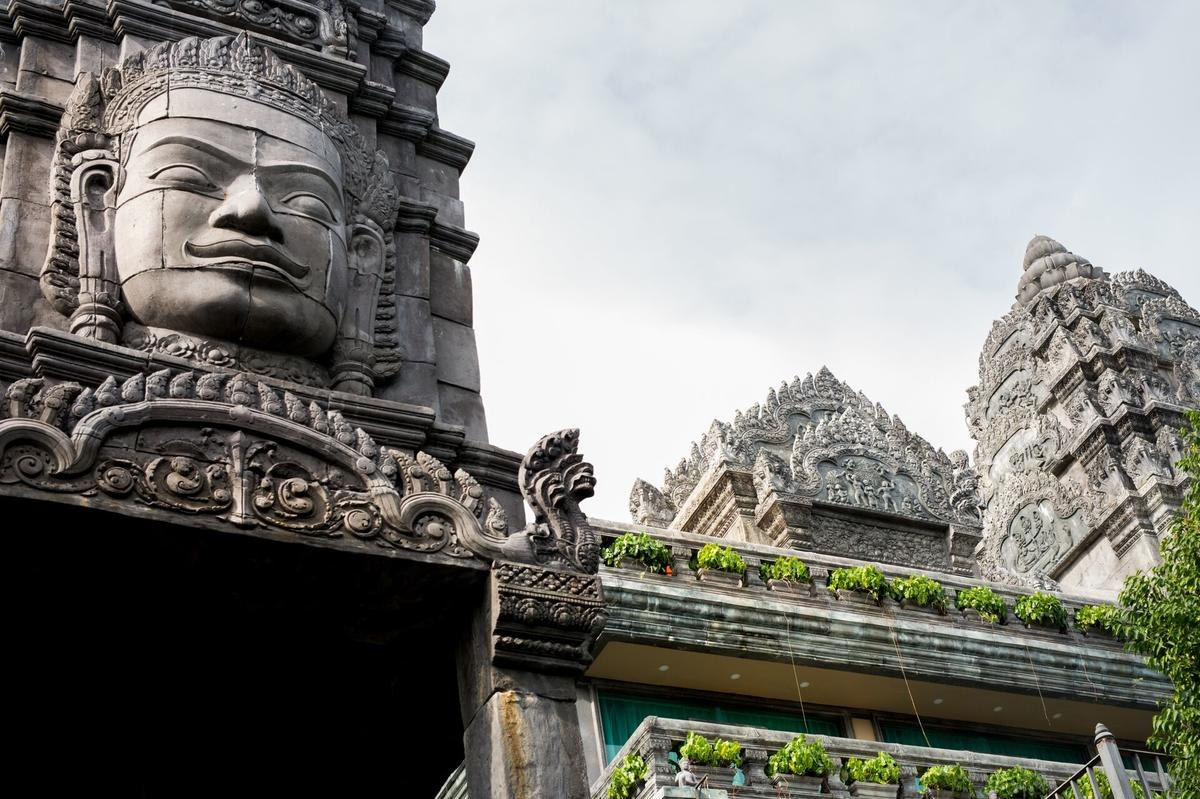 Владельцы гостиницы «Le Palais» тщательно скопировали барельефы храма Ангкор-Ват