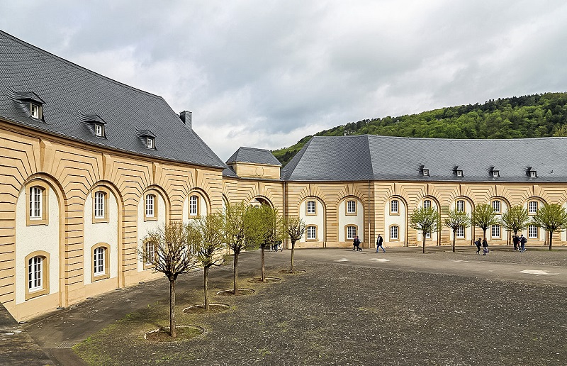 Здание дворца служит средней школой