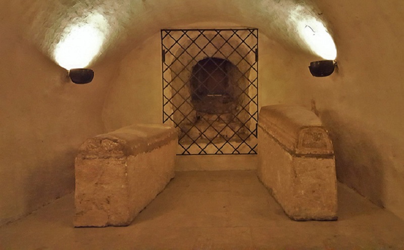 После перестройки центральный неф церкви сохранил строгий романский облик