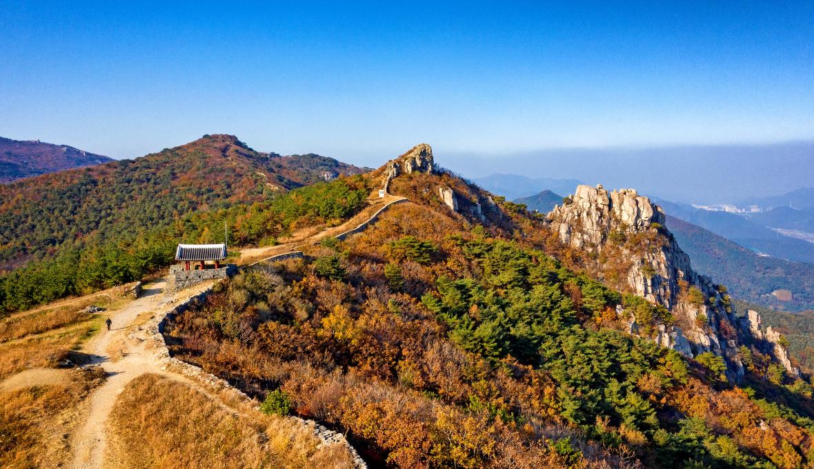 Вершина горы Кымчжонсан увенчана некогда мощной крепостной стеной