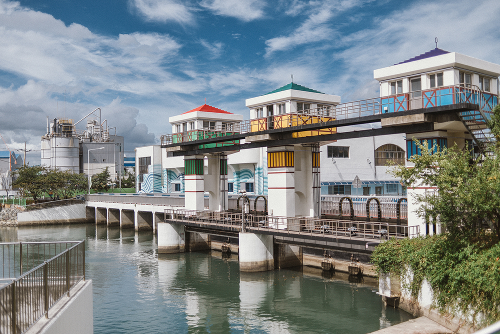 Крошечные разноцветные домики в европейском стиле