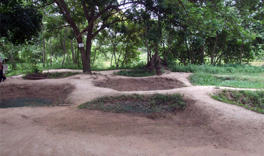 Вид массовых захоронений в Чоенг Эк Вид массовых захоронений в Чоенг Эк