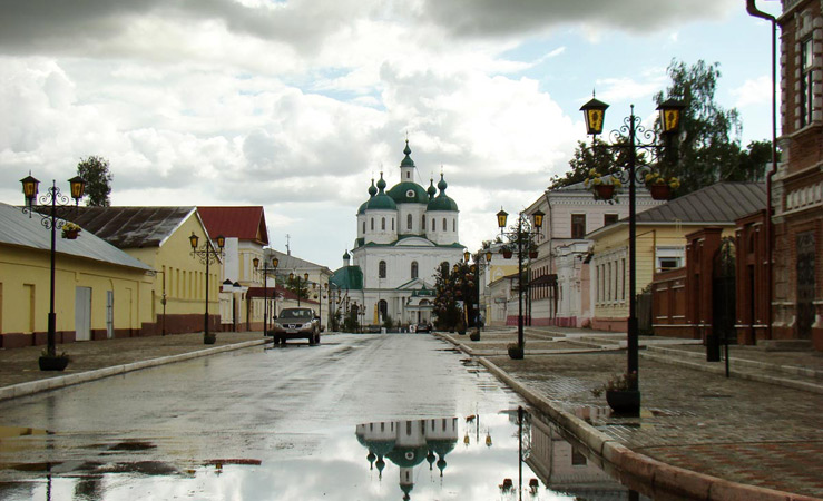 Улица Спасская в Елабуге — в центре Спасский собор Улица Спасская в Елабуге — в центре Спасский собор