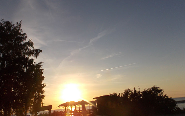 Посёлок Янтарный. Закат солнца на море