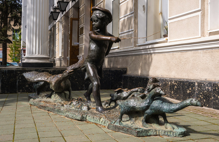 Памятник нахаленку с гусями в Ростове