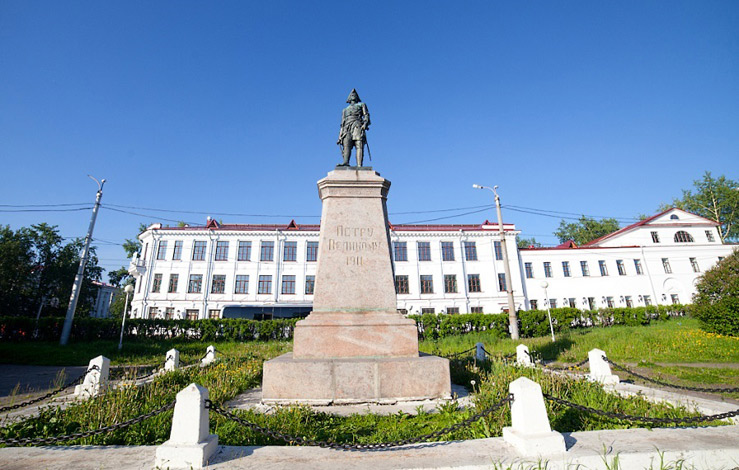 Памятник императору Петру I в Архангельске