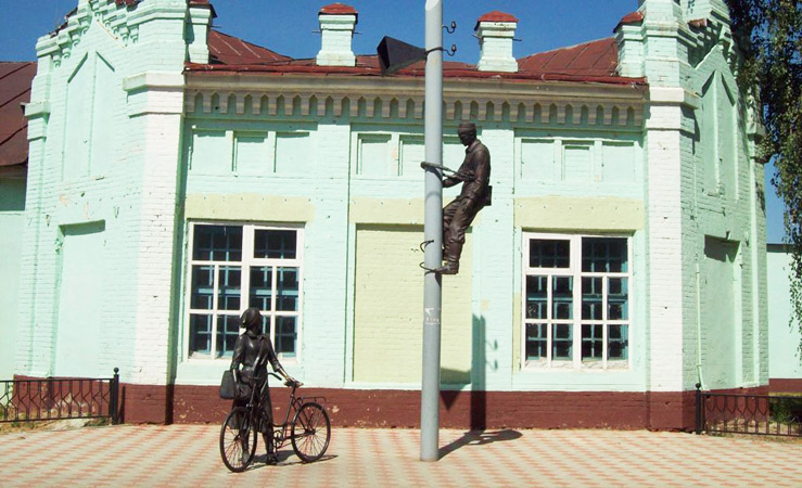 Скульптурная композиция, посвященная почтальонам и связистам Скульптурная композиция, посвященная почтальонам и связистам