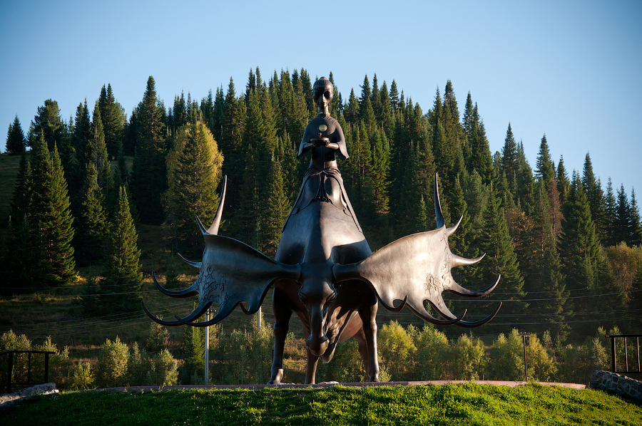 Главная скульптура города "Золотая Шория"