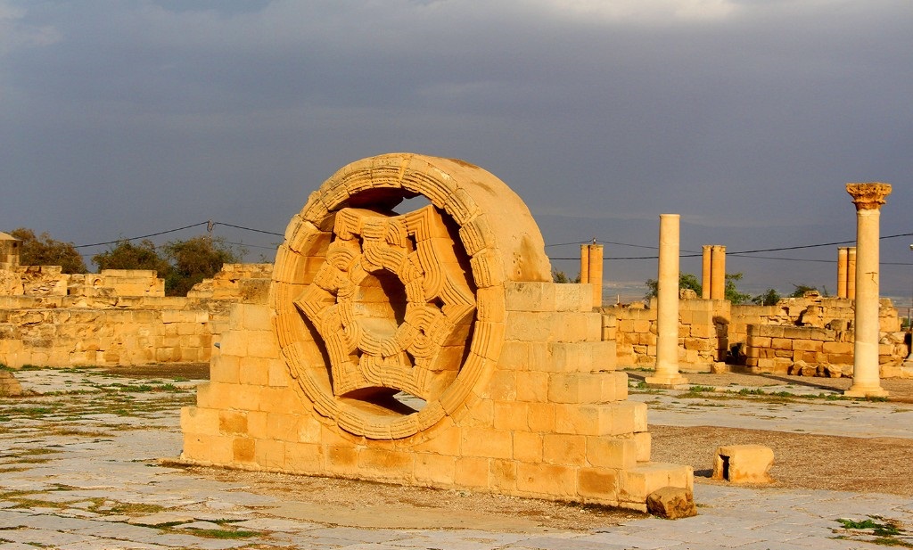 На одной из мозаик дворца хишама можно увидеть славяно-арийские символы На одной из мозаик дворца хишама можно увидеть славяно-арийские символы