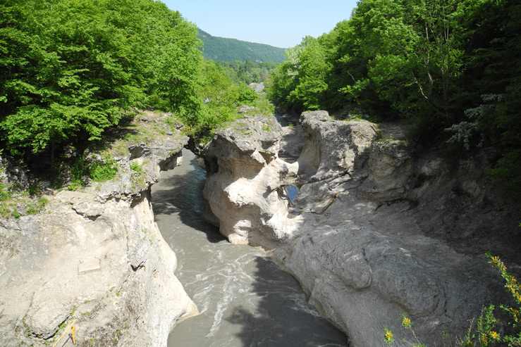 Узкий каменный перешеек в Хаджохе