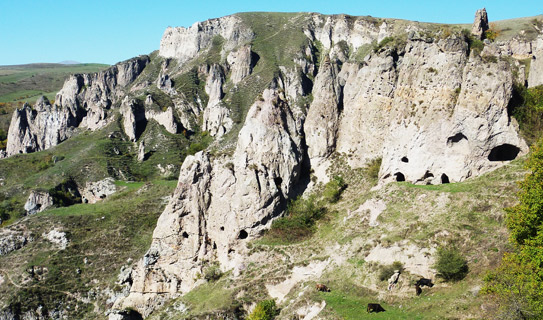 Скальные пещеры Хндзореска