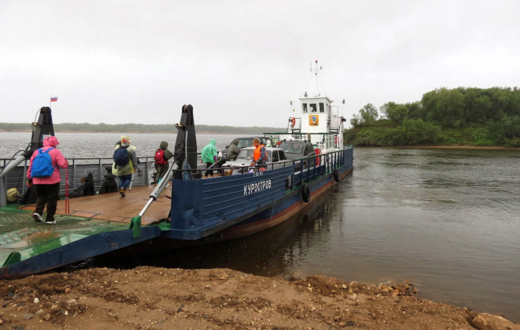 От Холмогор до села Ломоносово можно добраться с помощью паромной переправы