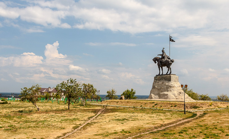 Памятник основателю города – булгарскому эмиру Ибрагиму I бен Мухаммаду Памятник основателю города – булгарскому эмиру Ибрагиму I бен Мухаммаду