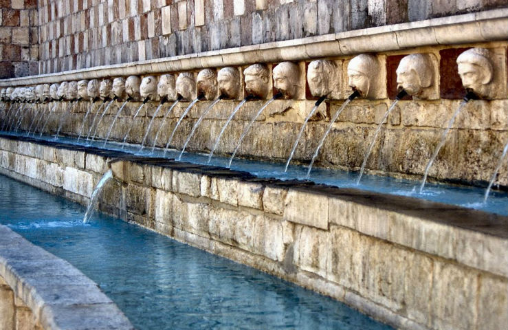 Фонтан 99 струй (Fontana delle 99 Cannelle)