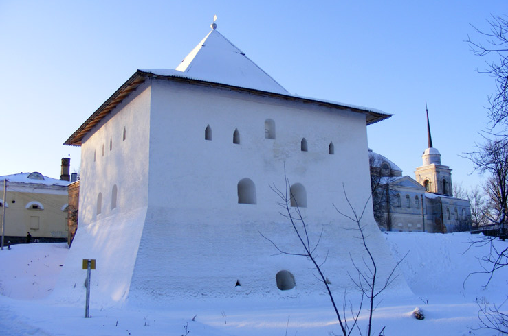 Спасская башня — единственная сохранившаяся часть Вяземской крепости Спасская башня — единственная сохранившаяся часть Вяземской крепости