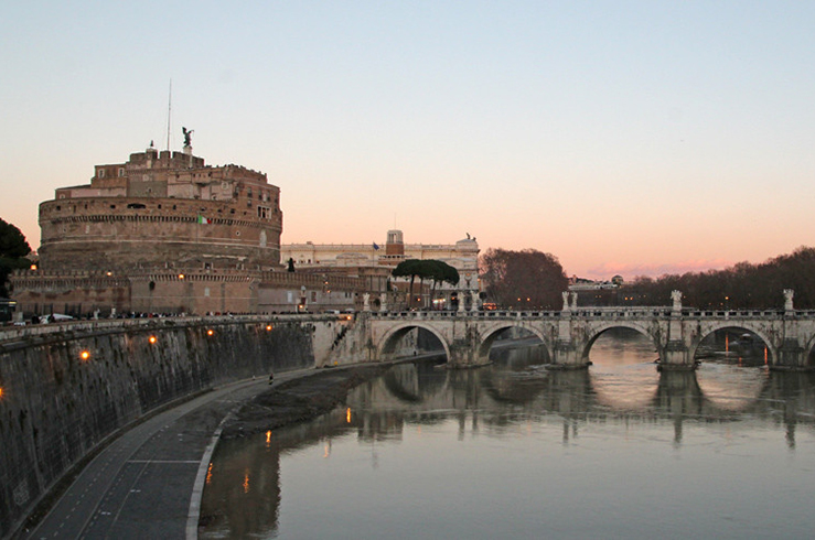 Мост возле замка Святого Ангела в Риме и набережная Тибра