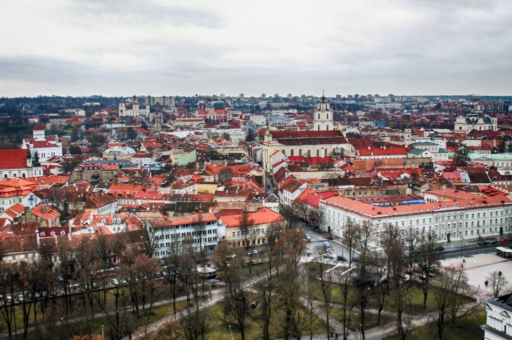 Со смотровой площадки башни замка Гедиминаса открываются лучшие виды на старый город Вильнюса Со смотровой площадки башни замка Гедиминаса открываются лучшие виды на старый город Вильнюса