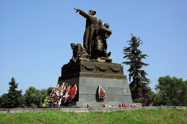 Памятник командарму 33-ей армии М.Г. Ефремову в Вязьме Памятник командарму 33-ей армии М.Г. Ефремову в Вязьме