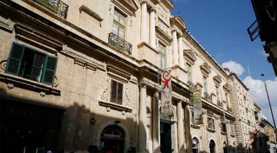 Здание Оберж-де-Прованс (Auberge De Provence)