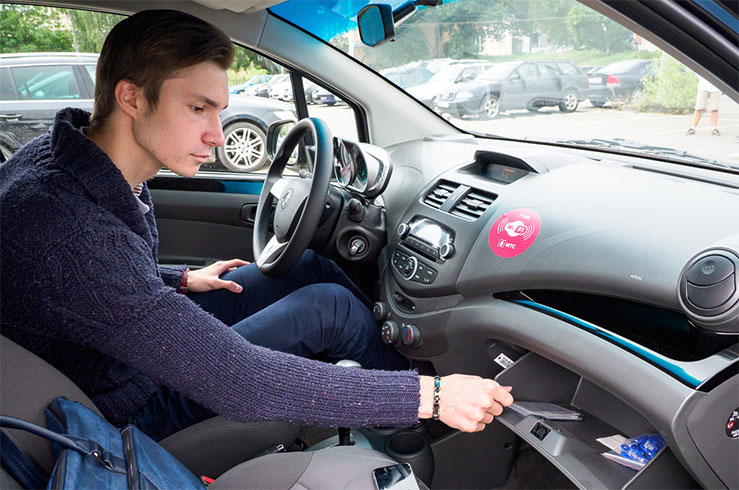 Ключ уже в машине, вы можете садиться и ехать Ключ уже в машине, вы можете садиться и ехать