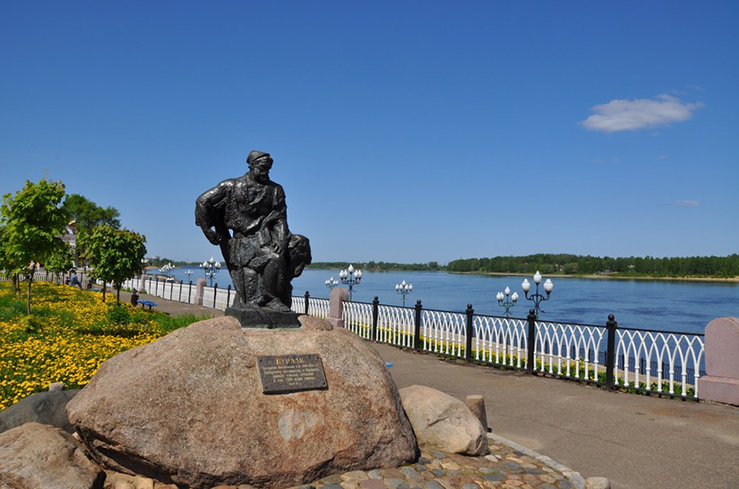 Памятник бурлаку