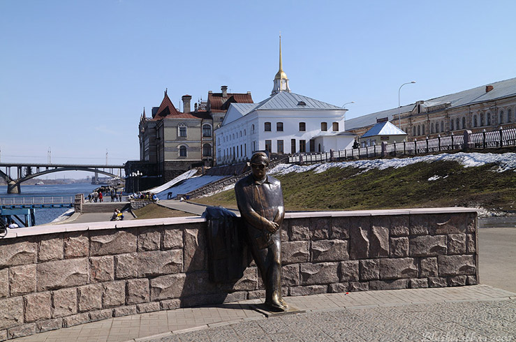 Памятник Льву Ошанину