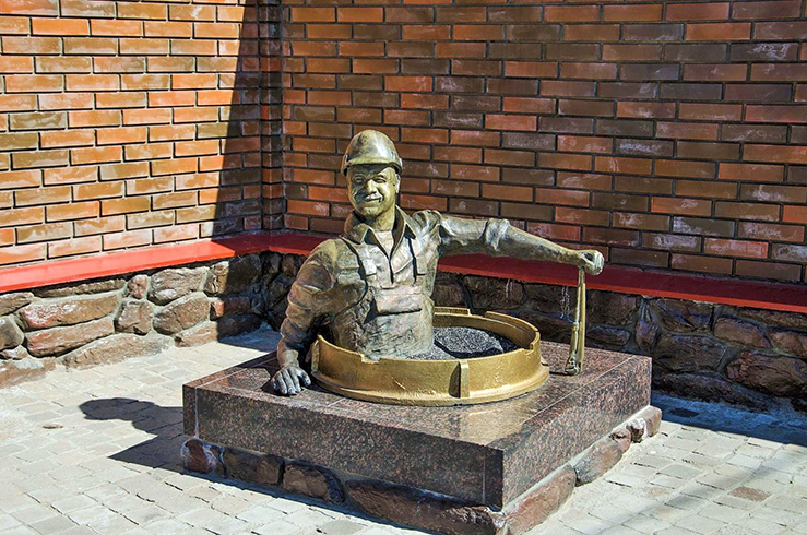 Памятник водопроводчику