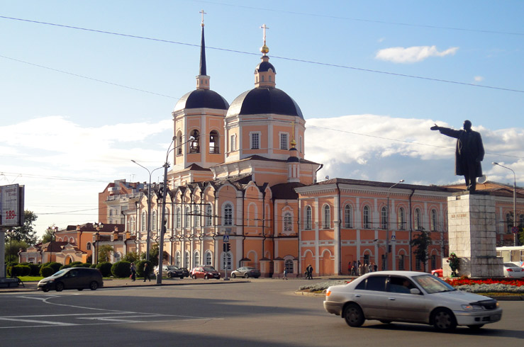 Здание Богоявленского собора в центре Томска Здание Богоявленского собора в центре Томска