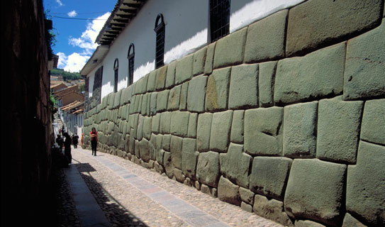 Улица Хатун-Румийок (Calle Hatun Rumiyuq)