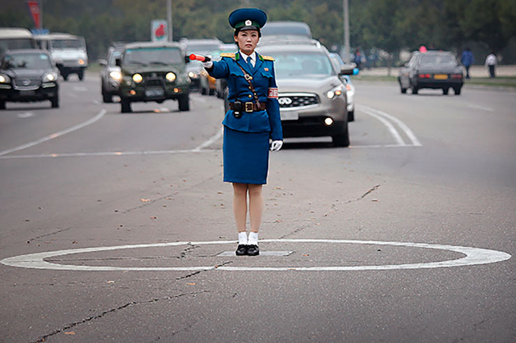 Чтобы стать регулировщицей в КНДР нужно пройти долгое обучение, на улицы допускают лишь лучших студенток