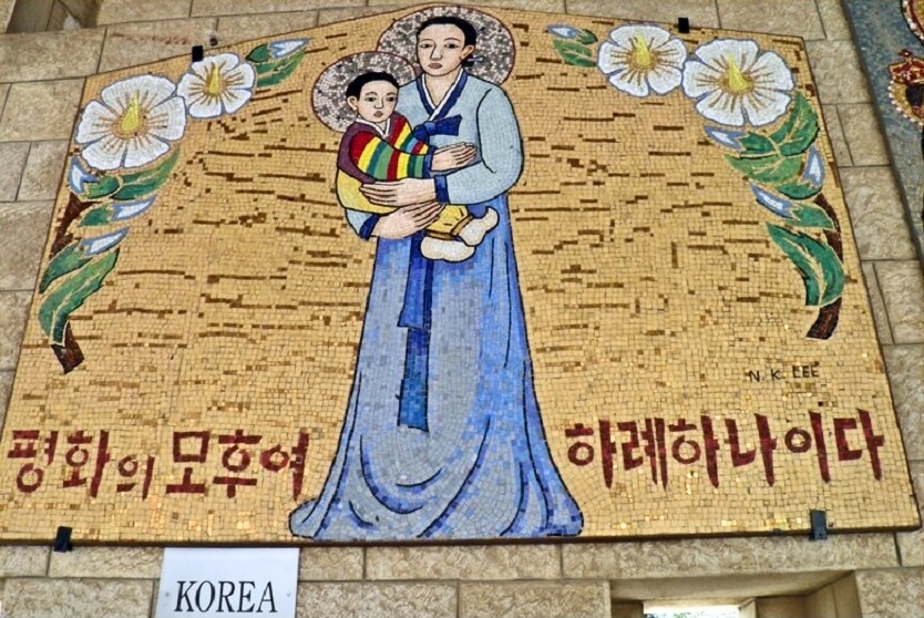 На стенах галереи можно увидеть более пятидесяти изображений Богородицы На стенах галереи можно увидеть более пятидесяти изображений Богородицы