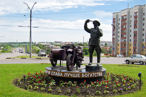 Памятник самому честному гаишнику в Белгороде