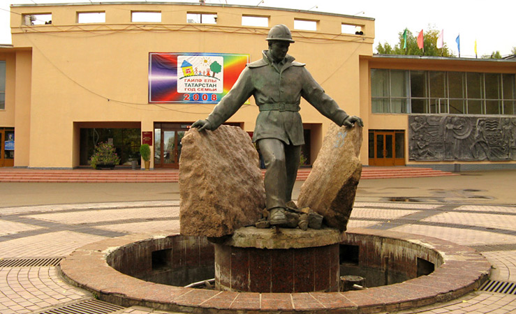 Памятник нефтяникам в Елабуге Памятник нефтяникам в Елабуге