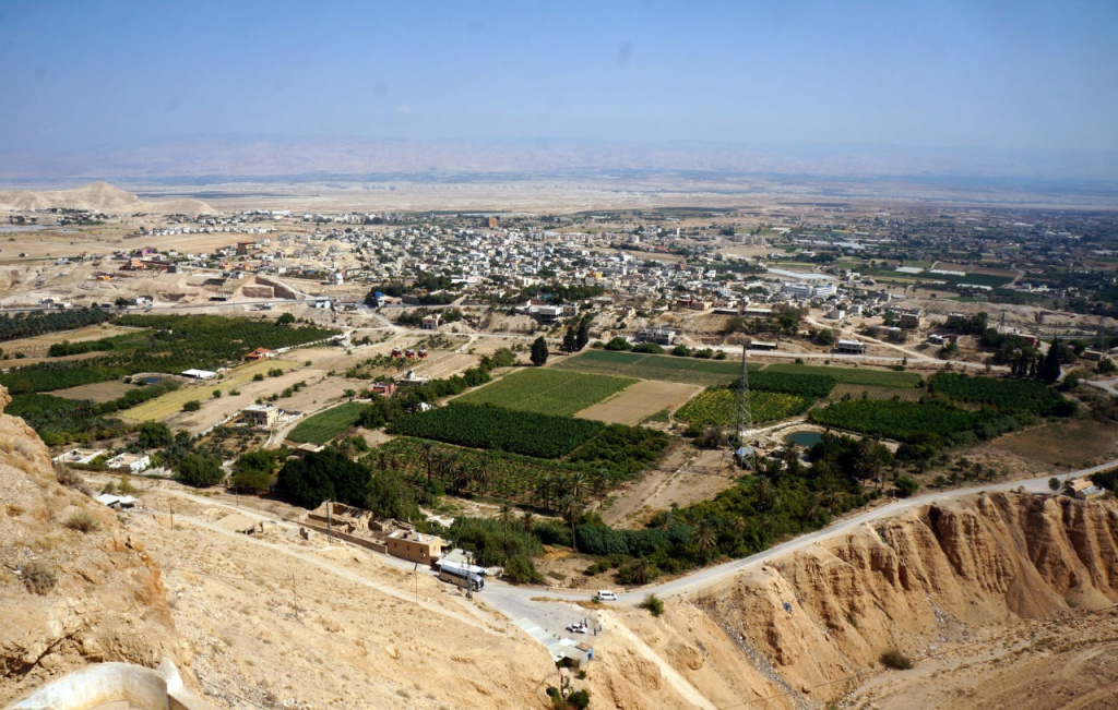 Живописный вид на Иерихон с Монастыря Искушения Живописный вид на Иерихон с Монастыря Искушения