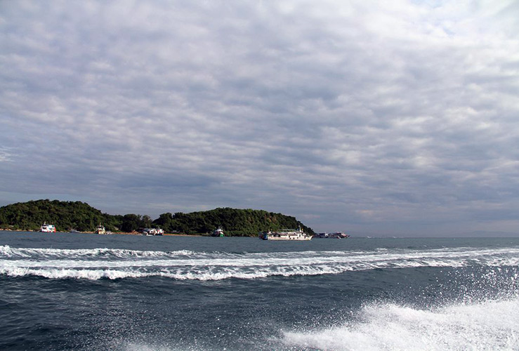 Вид на остров Ко-Сак с острова Ко-Лан Вид на остров Ко-Сак с острова Ко-Лан